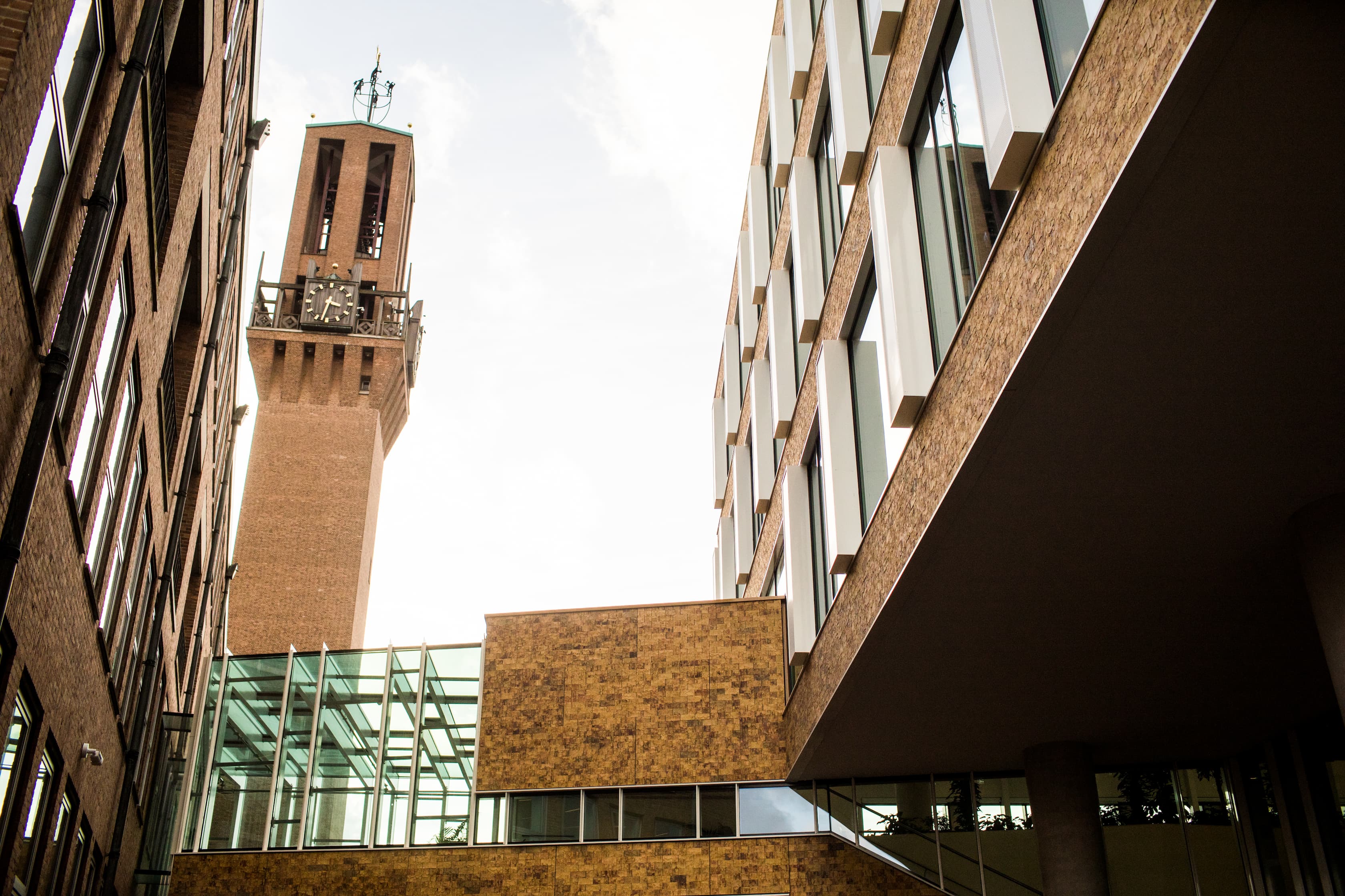 Slide 1: beeld van het stadskantoor in Hengelo