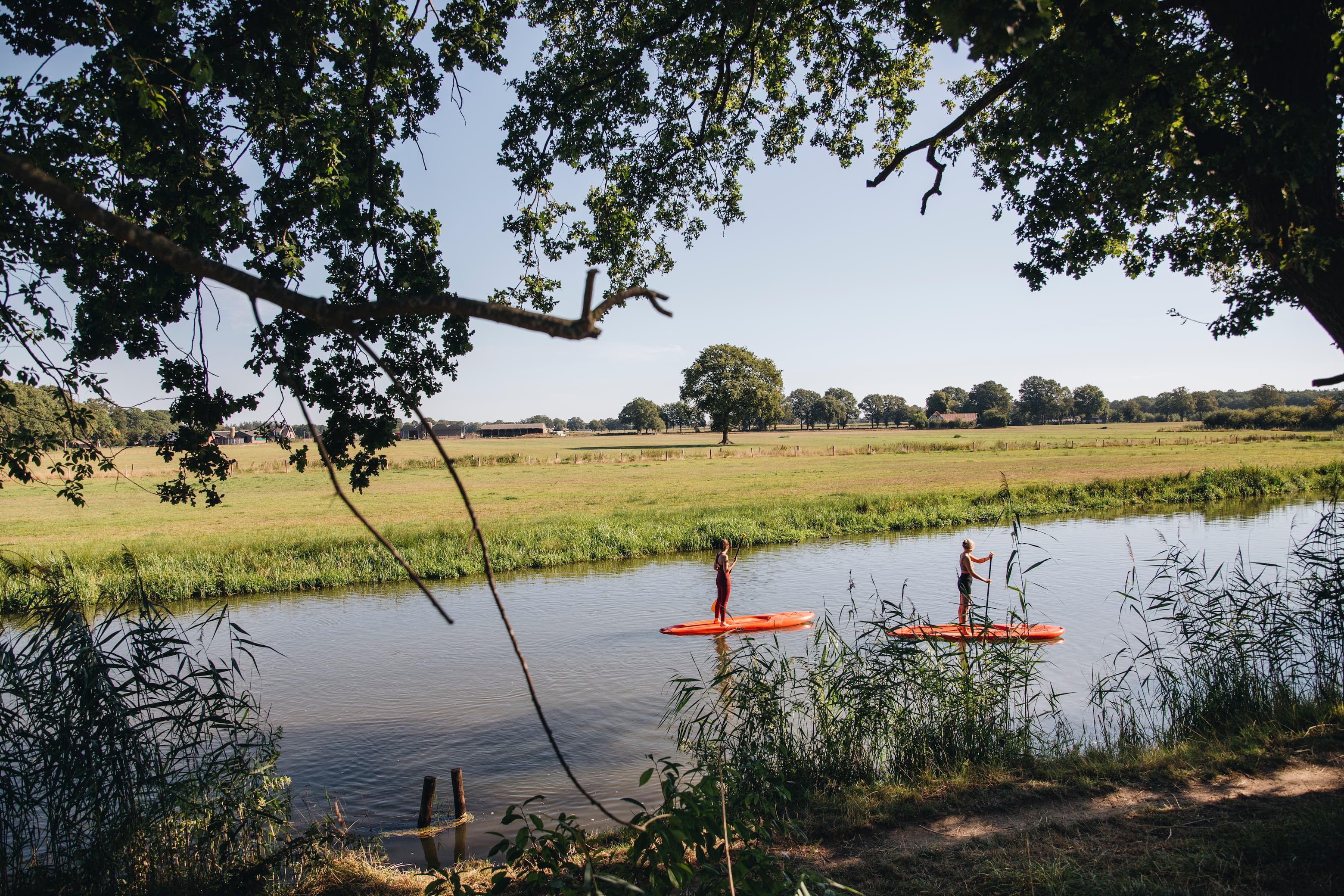 Slide 4: beeld van suppende mensen op de Regge